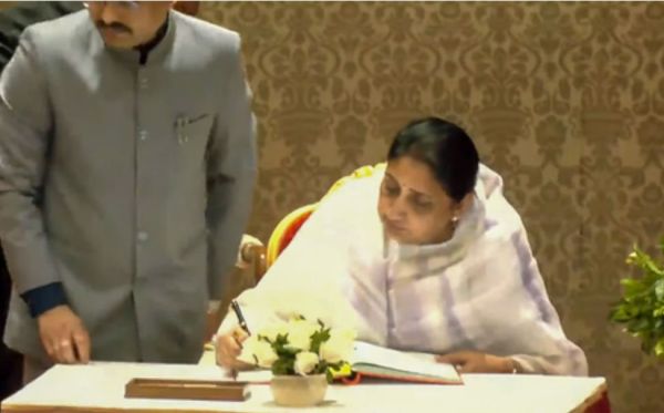 सुनेत्रा पवार ने महाराष्ट्र की पहली उप मुख्यमंत्री के तौर पर शपथ ली