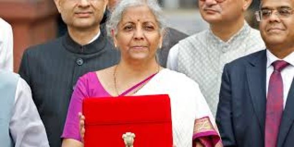 वित्त मंत्री ने लोकसभा में 16वें वित्त आयोग की रिपोर्ट पेश की