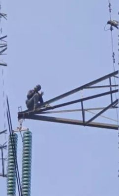 धान टोकन नहीं मिलने पर किसान 120 फीट ऊंचे हाई टेंशन टावर पर चढ़ा