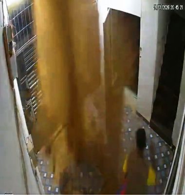 घर के भीतर तेज़ दबाव के साथ फूटा पानी, बाल-बाल बचे गृहस्वामी