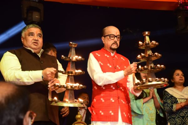 राज्यपाल रमेन डेका महानदी की महाआरती में हुए शामिल