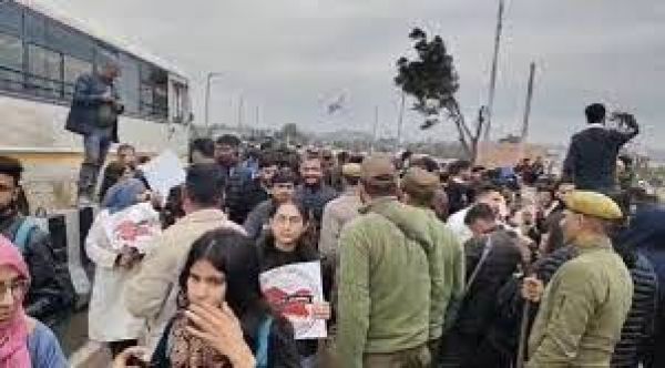 भाजपा विधायकों ने विधि विश्वविद्यालय की स्थापना की मांग को लेकर प्रदर्शनरत छात्रों का किया समर्थन