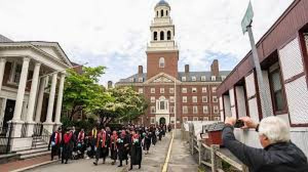 ट्रंप ने हार्वर्ड यूनिवर्सिटी से मांगा एक अरब डॉलर का हर्जाना