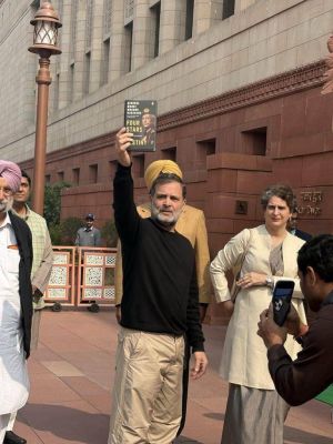 राहुल गांधी पूर्व सेना अध्यक्ष की अप्रकाशित किताब लेकर संसद पहुंचे