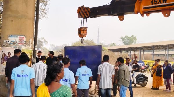 मोवा ब्रिज के नीचे से अवैध  14 ठेलो को हटाया, बेकरी को किया सील 