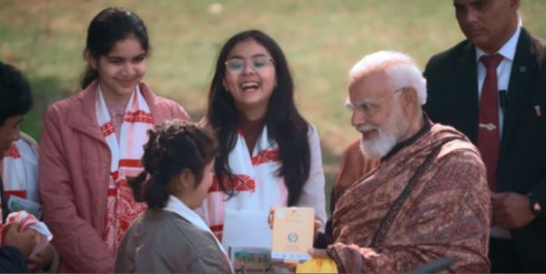 'चाय वाले को चाय', 'परीक्षा पे चर्चा' कार्यक्रम में छात्रों ने दिए प्रधानमंत्री मोदी को खास गिफ्ट
