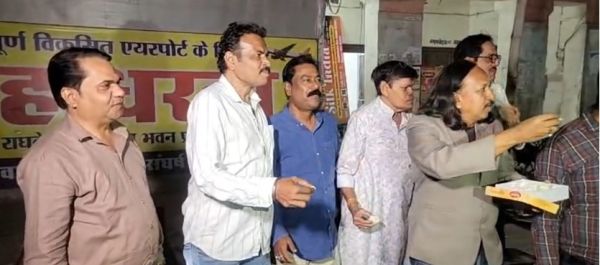 बिलासा देवी केवट एयरपोर्ट को नाइट लैंडिंग लाइसेंस मिला, मिठाइयां बंटी- सीएम ने दी बधाई