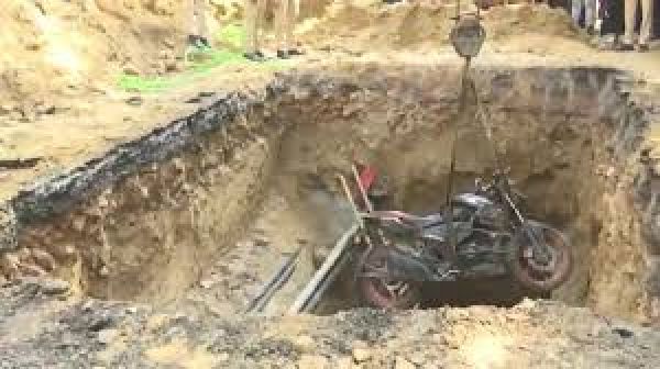 दिल्ली: गड्ढे में गिरकर बाइक सवार युवक की मौत, पिता ने कहा दिल्ली जल बोर्ड की ग़लती