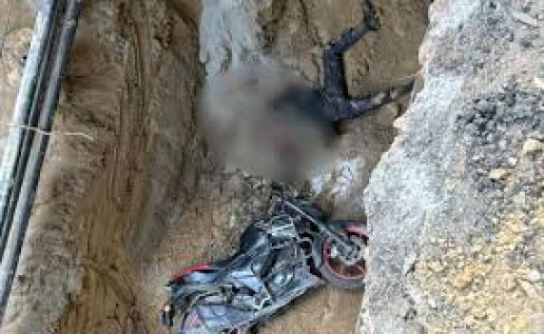 जनकपुरी में जिस गड्ढे में गिरकर बाइक सवार की मौत हुई, उसके पास कोई अवरोधक, चेतावनी के संकेत नहीं थे