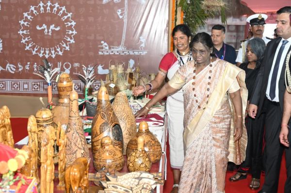 जनजातीय परंपराओं और संस्कृति पर आधारित  प्रदर्शनी का राष्ट्रपति मुर्मु ने किया अवलोकन