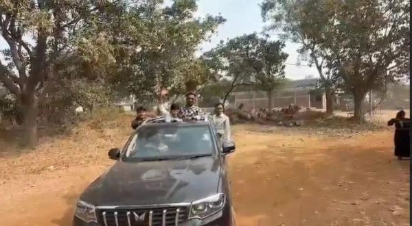 फेयरवेल के नाम पर छात्रों का खतरनाक स्टंट, वायरल फैला