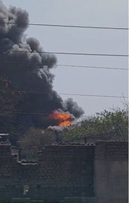उरकुरा के डामर फैक्ट्री में भीषण आग 5 घंटे बाद भी नहीं बुझी