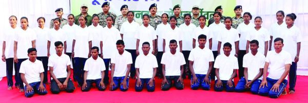 बीजापुर में 85 लाख के 30 इनामी नक्सलियों का समर्पण