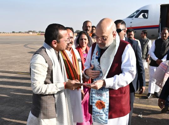 केन्द्रीय गृह मंत्री अमित शाह का एयरपोर्ट पर आत्मीय स्वागत 