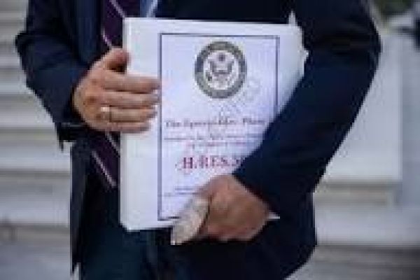 एपस्टीन फाइल: कौन तय करता है कि कौन सी जानकारी जनता के लिए जारी की जाएगी?