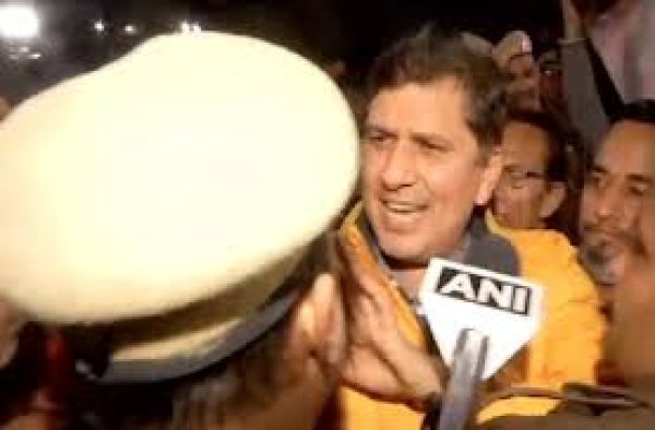 आप नेता सौरभ भारद्वाज ने बताया, 'पुलिस ने हिरासत में ले लिया है'