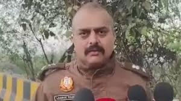 दिल्ली: पीरागढ़ी फ्लाईओवर के पास एक कार में तीन शव मिले, इनमें दो पुरुष और एक महिला