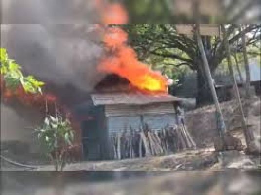 मणिपुर : उग्रवादियों के कई मकानों में आग लगाने के बाद उखरुल में तनाव पैदा