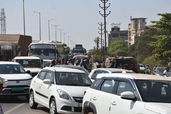 ट्रेलर से टकराई ट्रक, जाम लगा