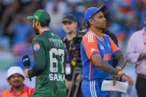 पीसीबी और आईसीसी की बैठक में ऐसा क्या हुआ कि पाकिस्तान ने भारत के ख़िलाफ़ मैच के बायकॉट का फ़ैसला बदला?