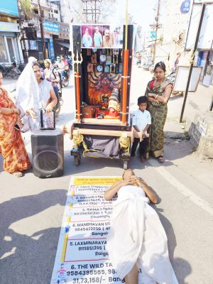 देखें VIDEO : कोसा कारोबारी का अनोखा विरोध
