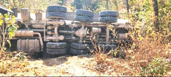 गूगल मैप के भरोसे जशपुर के दमेरा-चराईडांड घाट में फंसा ट्रक, चढ़ाई के दौरान पलटा