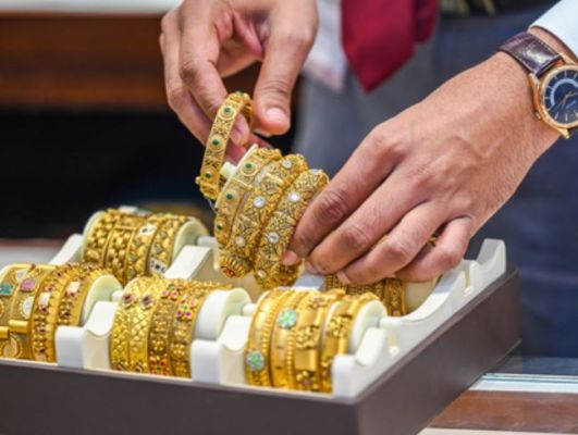 कीमती धातुओं में बड़ा उतार-चढ़ाव, तेजी के बाद फिर गिरा सोने-चांदी का भाव