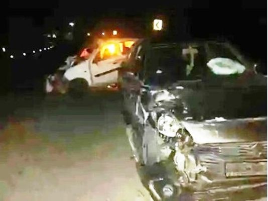 केंदई मोड़ पर दो कारों में भीषण टक्कर, दो की मौत, पांच घायल