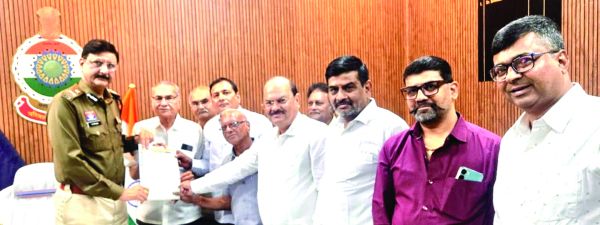 रायपुर के प्रथम पुलिस कमिश्नर संजीव शुक्ला को सम्मानित करने का गौरव प्राप्त हुआ-भंसाली