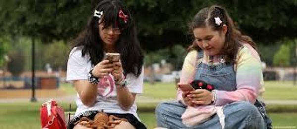 बच्चों के लिए सोशल मीडिया बैन करने की तैयारी कर रहा है यूरोप