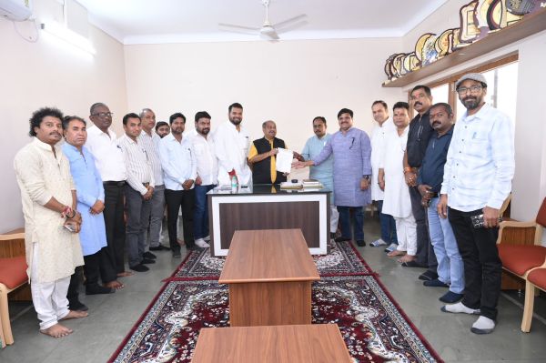 तेलीबांधा अवैध पार्किंग: पुरंदर से मिलकर कांग्रेस नेताओं ने जताया विरोध