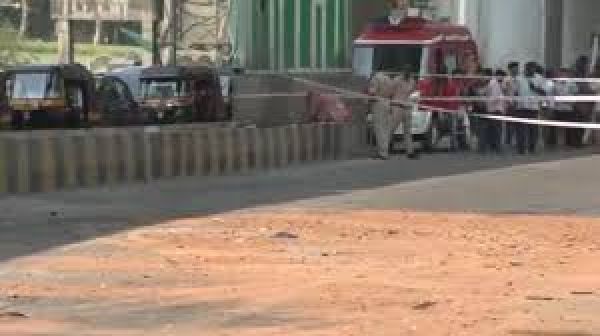 मुंबई: निर्माणाधीन मेट्रो का स्लैब गिरा, हादसे में एक शख़्स की मौत और कई घायल
