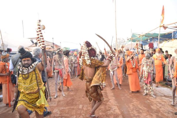 राजिम कुंभ कल्प में नागा साधुओं की शाही शोभायात्रा, शौर्य प्रदर्शन