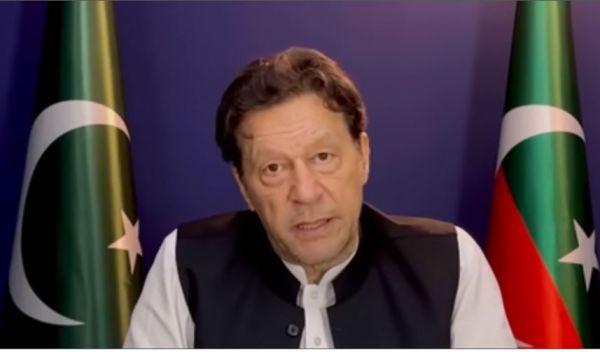 इमरान खान को इलाज के लिए चुपके से शिफ्ट किया जा रहा है, उनकी जान को खतरा : पीटीआई 