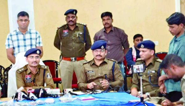 6 गिरफ्तार, इलेक्ट्रानिक डिवाइस बरामद