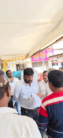 निगम ने 7 दुकानें सील किया, बरखा होटल ने  5 लाख का चैक सौंपा