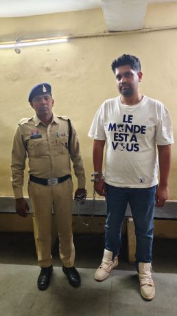 गोल्ड माइनिंग में पार्टनरशिप का झांसा देने वाला एयरपोर्ट से गिरफ्तार 