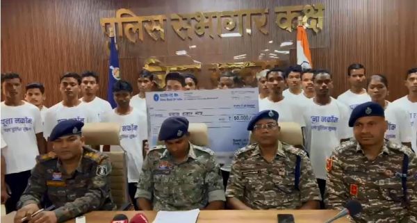 एक महिला सहित 22 माओवादियों का समर्पण