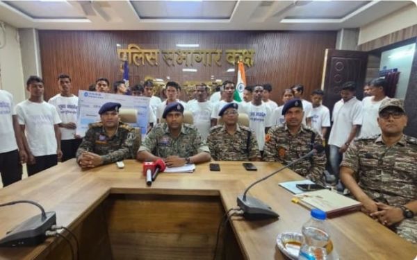 एक महिला सहित 22 नक्सलियों का समर्पण