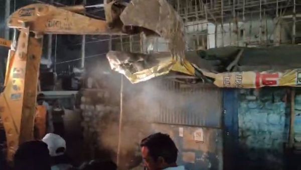 कटोरा तालाब इलाके में निगम ने झुग्गियों, ठेलों को तोड़ा 