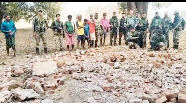 अलग-अलग जगहों पर 12 नक्सल स्मारक ध्वस्त, 2 बम निष्क्रिय