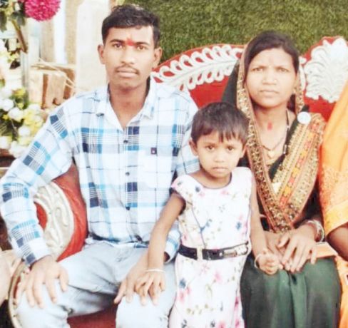 सोते-सोते जहरीली गैस से पति-पत्नी व बेटी की मौत