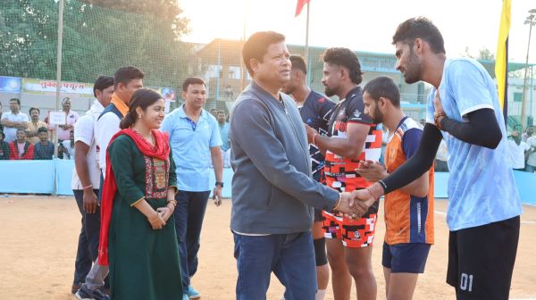 बीजापुर में वॉलीबॉल का महासंग्राम: अखिल भारतीय प्रतियोगिता में देशभर की टीमों की जोरदार टक्कर