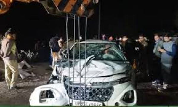 मथुरा : कार नहर में गिरी, तीन भाइयों समेत चार लोगों की मौत