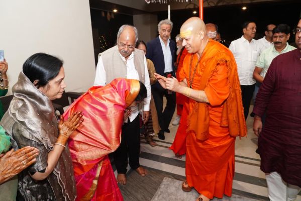 स्वामी कैलाशानन्द बृजमोहन परिवार को दिया आशीर्वाद 