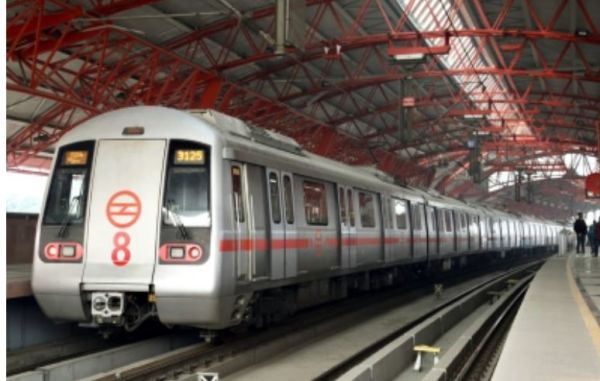 दिल्ली के उत्तम नगर ईस्ट स्टेशन पर नाबालिग ने लगाई मेट्रो के आगे छलांग, मौत 