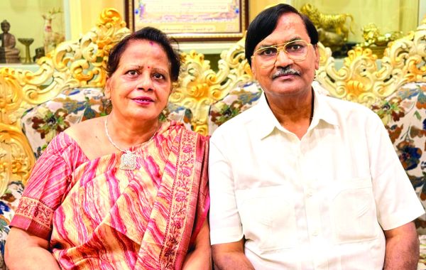 परिवार जनों और कर्मचारियों के साथ बरडिय़ा दंपत्ति ने उत्साह से मनाई 47वीं वैवाहिक वर्षगांठ