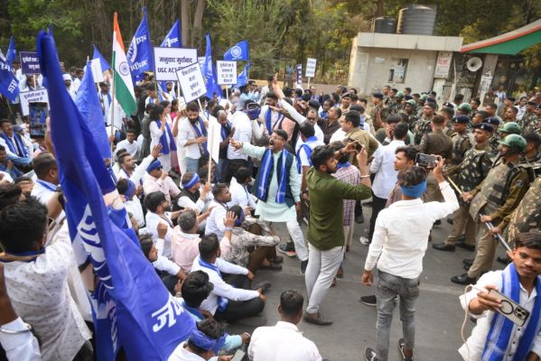 यूजीसी 26 के न‌ए नियम लागू करने भीम आर्मी का प्रदर्शन 