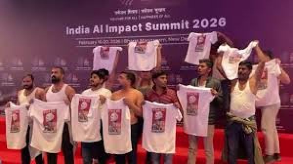 एआई समिट में युवा कांग्रेस के कार्यकर्ताओं ने शर्ट उतारकर प्रदर्शन किया, 10 लोग हिरासत में लिए गए