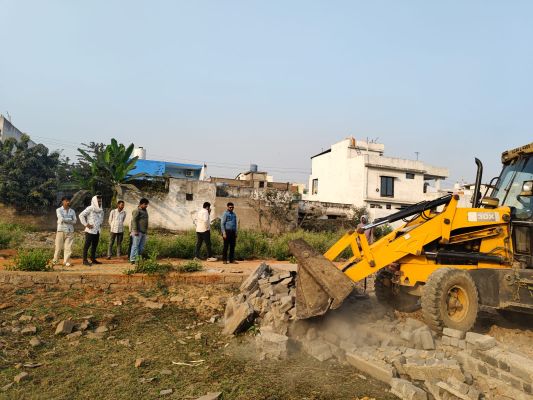 सड्डू में 6 एकड़ निजी भूमि अवैध प्लाटिंग पर चला निगम का जेसीबी 
